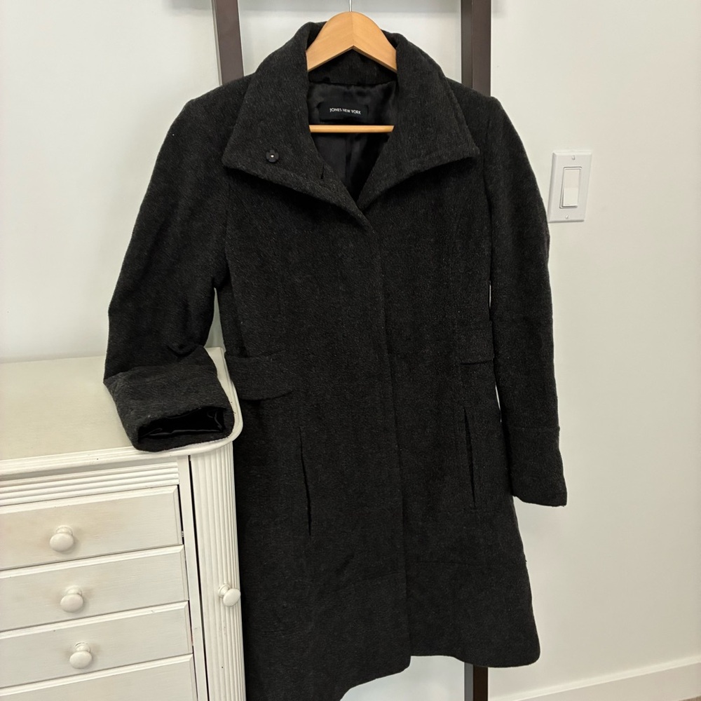 Jones New York Charcoal wool & cashmere Coat. Size small. Gorgeous fabric!